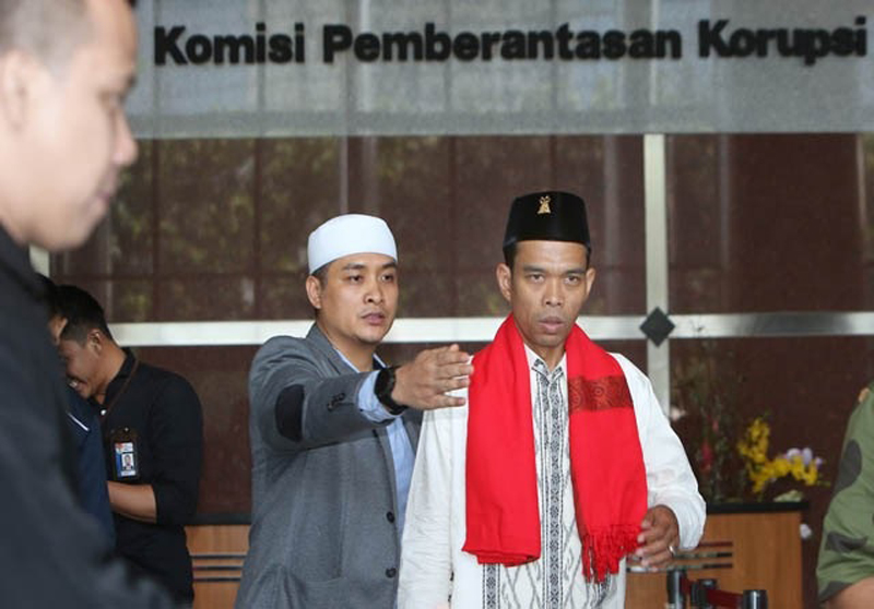 Ustaz Abdul Somad usai memberikan tausiah kepada pegawai KPK di Gedung KPK, Jakarta, beberapa waktu lalu.